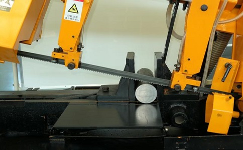 高明数控带锯床自动送料精度会出现偏差吗？